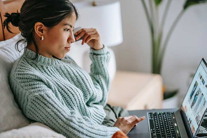 The girl in the sweater effectively manages her bookings by CRM for the freelancer